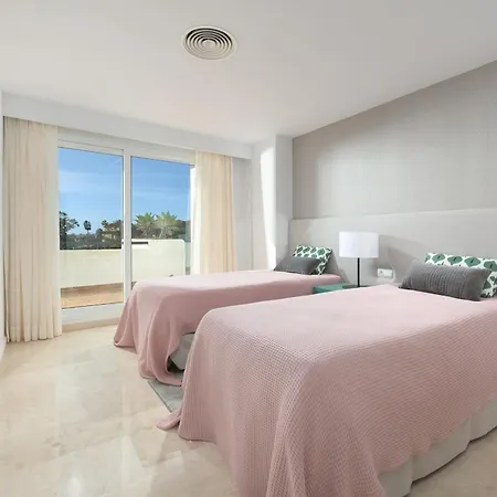 Luxurious 3-bedroom Penthouse In Monteros Appartement