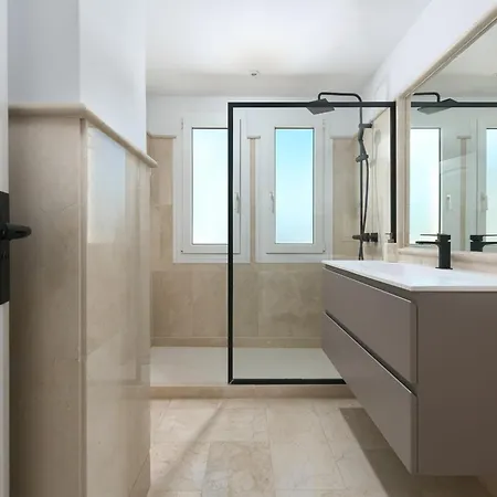 Luxurious 3-bedroom Penthouse In Monteros Appartement
