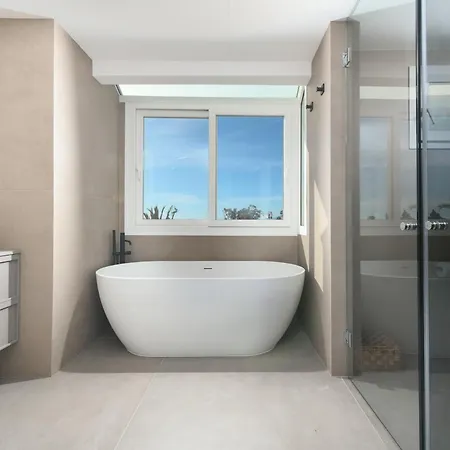 Luxurious 3-bedroom Penthouse In Monteros Appartement